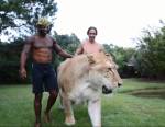 Мужчина прогулялся с «самой большой кошкой в мире» и попал на видео