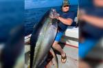 Рыболов пять часов боролся с тунцом рекордного размера