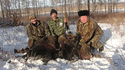 Иван Ряжских с друзьями сфотографировался на фоне убитых медвежат