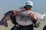 13-летний рыбак поймал 25-килограммового голубого сома и отпустил его